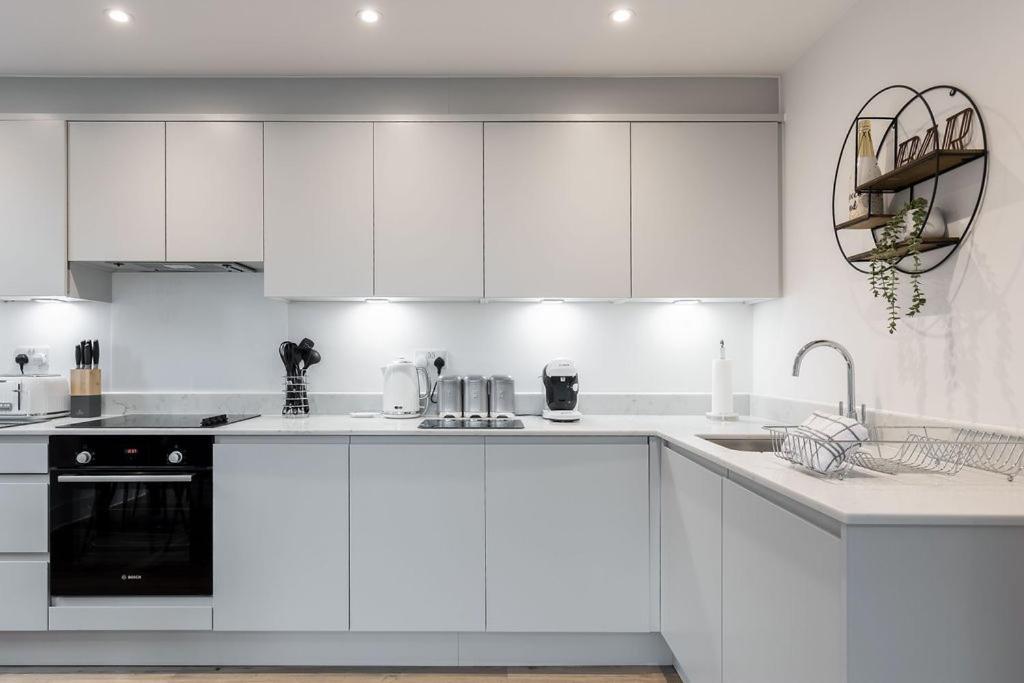 Stylish Town Centre Apartment, W Parking, Nr Beach 伯恩茅斯 外观 照片